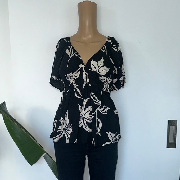 Short-Sleeve Neutral Top Bundle: Banana Republic, J.Crew, BCBG, Simons, ark & Co - Picture 8 of 14